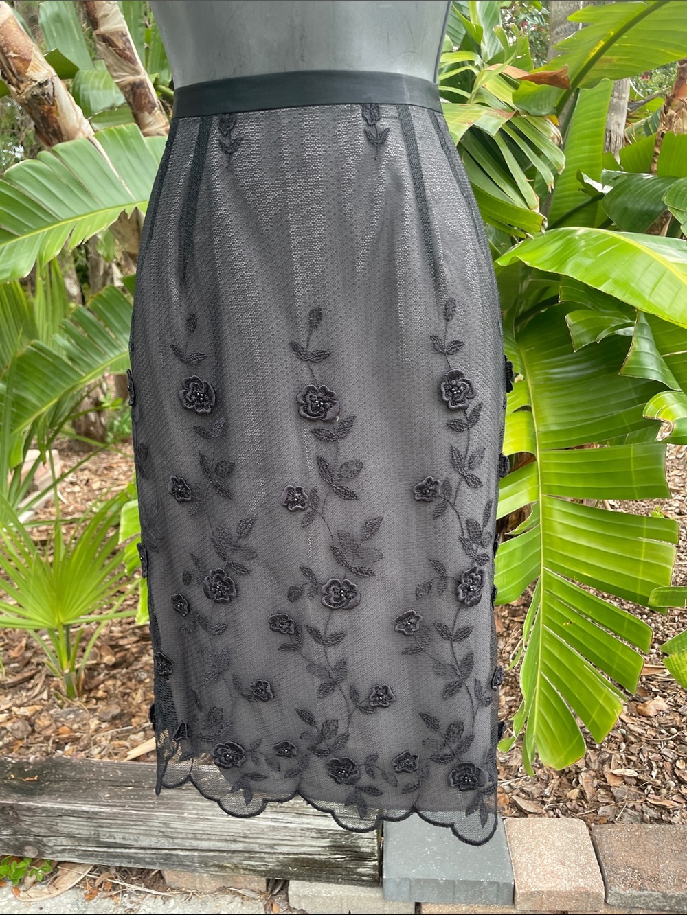 sheer 3-D floral and lace scalloped him pencil skirt